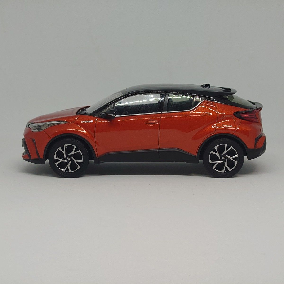 トヨタ C-HR ⑮2TC ブラック×オレンジメタリック 1/30色見本ミニカー【店頭展示用】