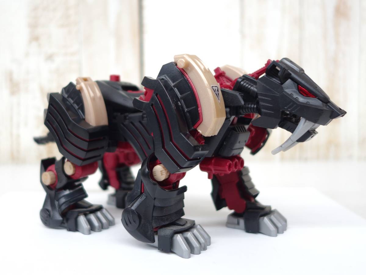 レトロコレクション　当時物 ＊トミー＊ZOIDS ゾイド　帝国軍戦闘機械獣 ＊ブラストルタイガー サーベルタイガー型＊プラモデル　完成品　_画像2