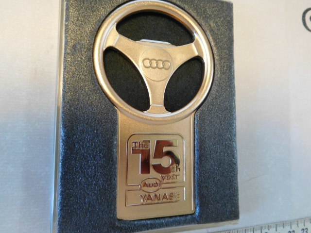 希少レア☆彡新品在庫品・Audi・アウディ・ヤナセYANASE・15周年記念・ステアリング型栓抜き（ゴールド）ノベルティグッズ非売品・レトロ_UPです。