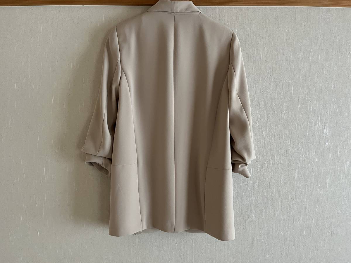 /[美品 ZARA ザラ ギャザースリーブ ジャケット 11990円 ベージュ フルイド生地 ブレザー ショールカラー ロング 洗濯済み 匿名発送]_画像4