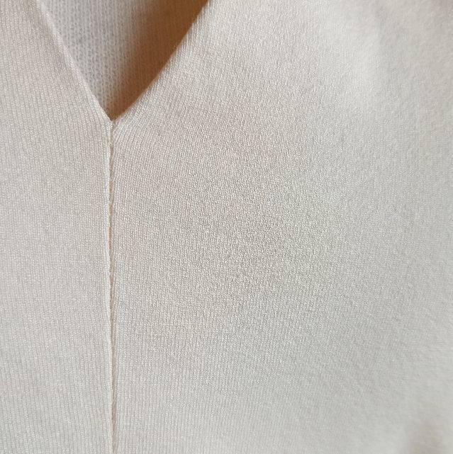 DKNY　ダナキャランニューヨーク　Vネック　ストレッチカットソー　Tシャツ　半袖　オフホワイト　レディース　トップス Mサイズ　レーヨン_画像2