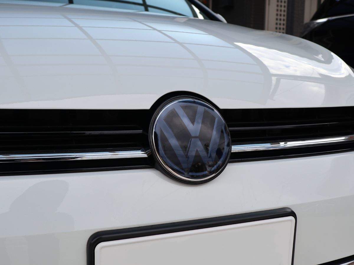 Tint+カット済み エンブレム スモークフィルム(スモーク20％) VW ゴルフ7.5 5G系 後期 2017/5- golf VII LCI gti tsi ゴルフR mk7_常温で伸びのある新素材！(ドライヤー不要)