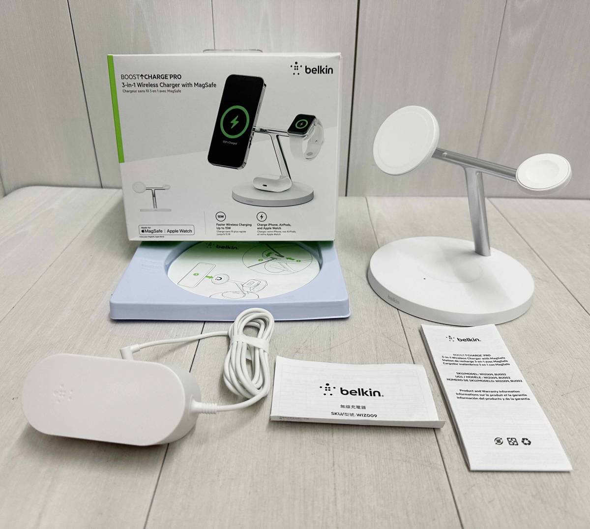 展示品 ★ Belkin ベルキン MagSafe 3-in-1 ワイヤレス 充電 スタンド WIZ009 ホワイト 急速 充電器 iPhone  Apple Watch AirPods 同時充電