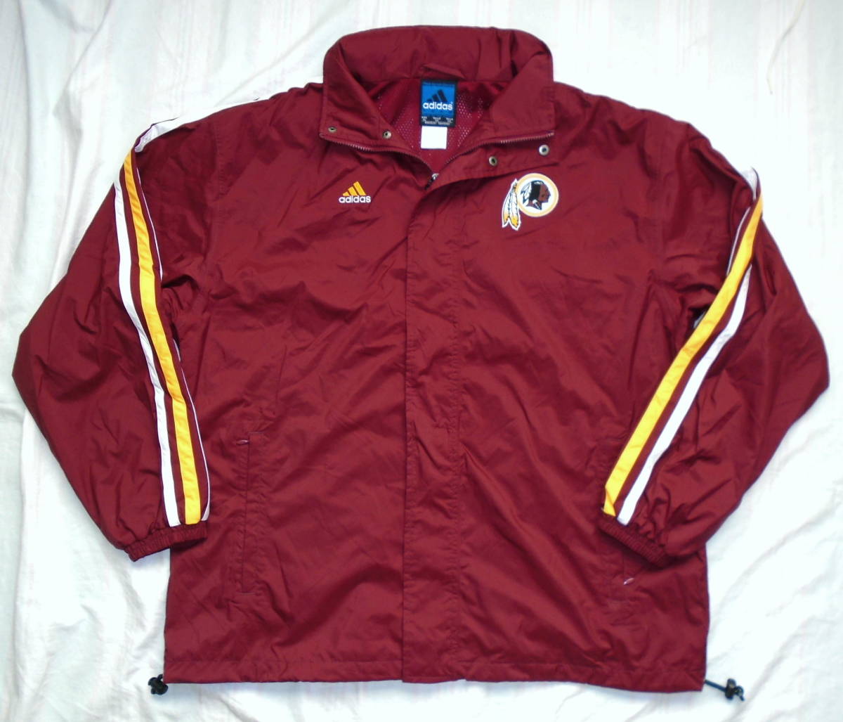 【当店一番人気】 bigサイズ 新品同様品 (XXXL) ナイロンジャケット フード収納 刺繍ロゴ REDSKINS レッドスキンズ NFL物 アディダス adidas ジャンパー、ブルゾン 【当店一番人気】 bigサイズ 新品同様品 (XXXL) ナイロンジャケット フード収納 刺繍ロゴ REDSKINS レッドスキンズ NFL物 アディダス adidas ジャンパー、ブルゾン