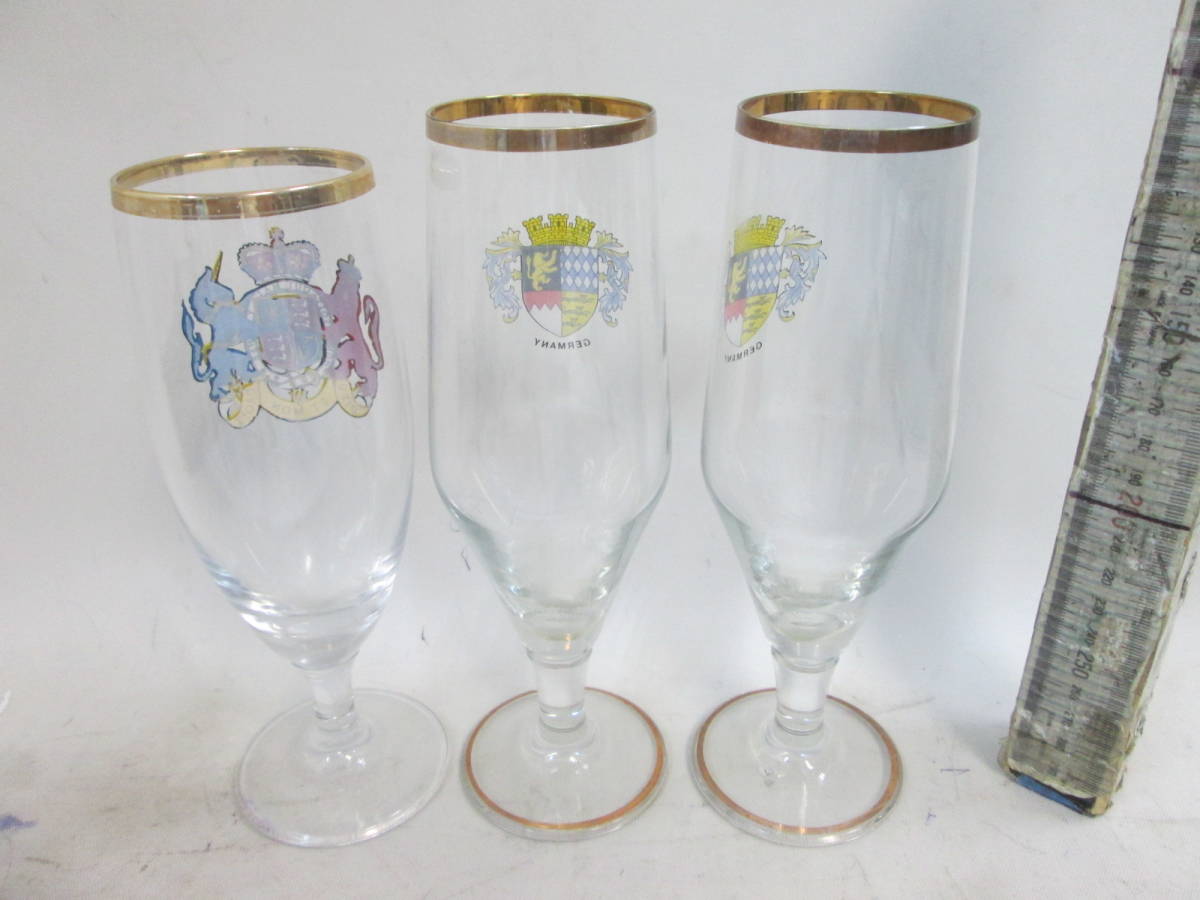 ピルスナー　佐々木ガラス　足つきビア グラス＋ドイツ表示のビールグラス　２個（１個金色にハゲあり）　３個で_画像5