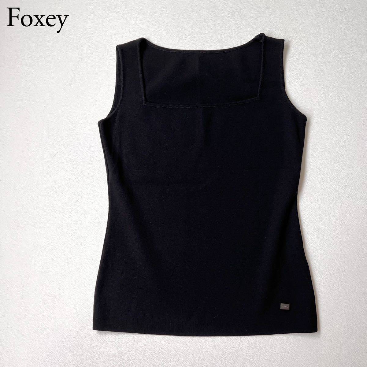 FOXEY NEW YORK フォクシーニューヨーク　ノースリーブニット シャツ　カットソー　トップス ロゴプレート　スクエアネック レディース_画像1