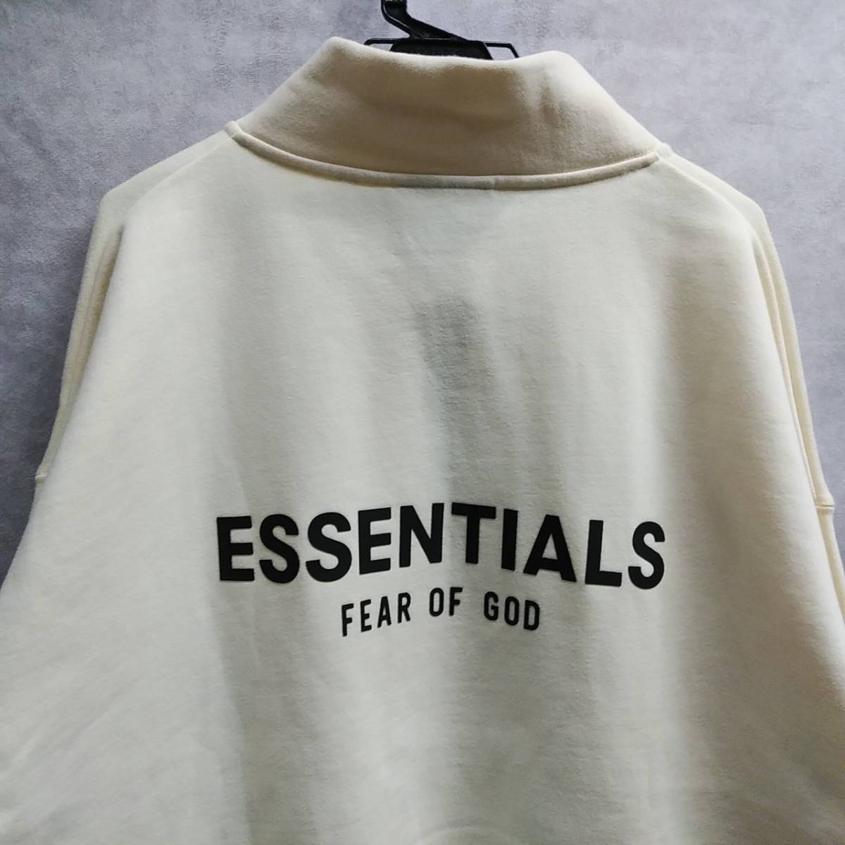 沸騰ブラドン ESSENTIALS モックネック ハーフジップ GOD OF