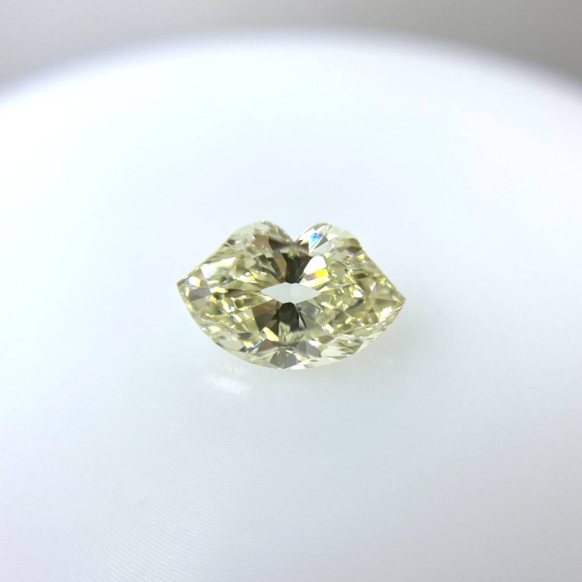 LIPS！唇の形！ VERY LIGHT YELLOW 0.689ct/RT0880/CGL