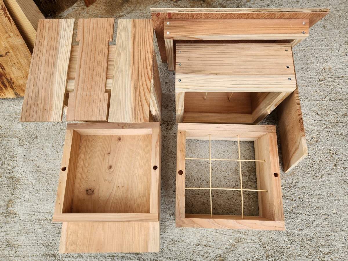熟練大工作製、柾目板使用で重箱の節抜けの心配なし、日本蜜蜂３段重箱