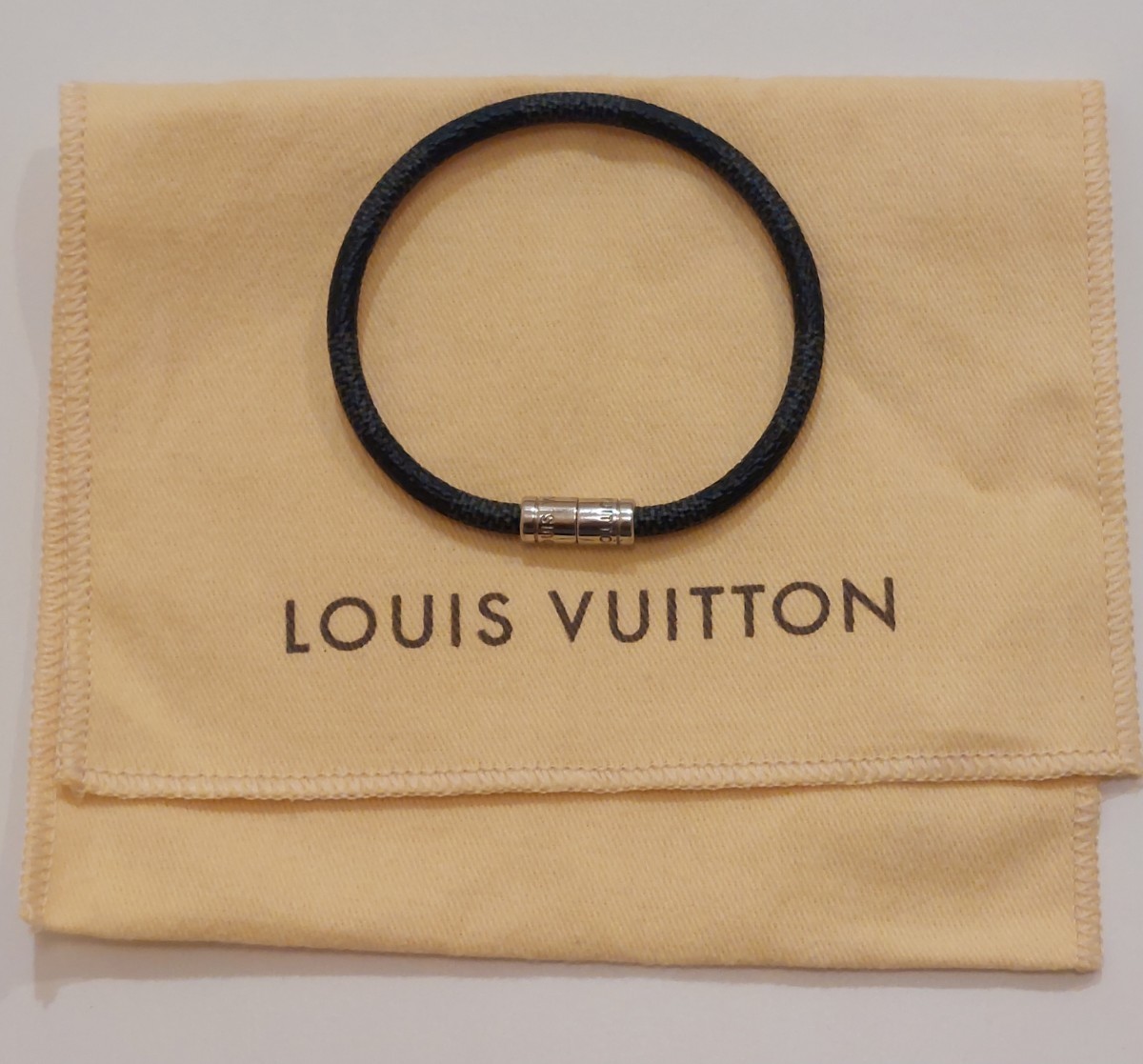 Shop Louis Vuitton 2022 SS Essential v bracelet (M6042G) by