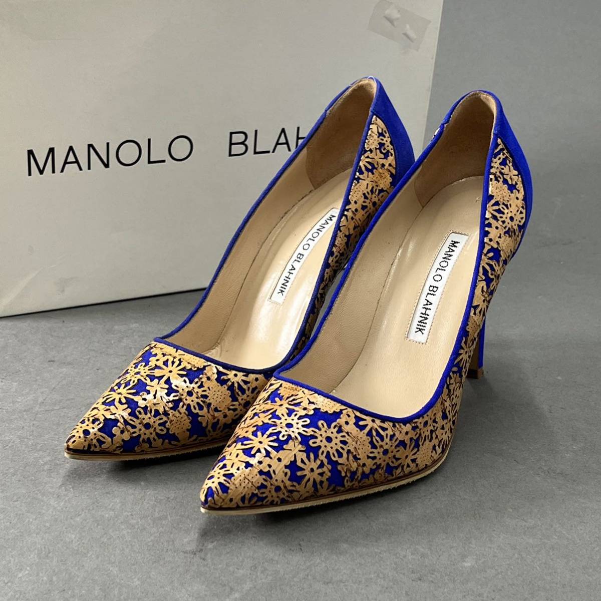 ○7h4《極美品》MANOLO BLAHNIK マノロブラニク ピンヒール パンプス スエード カーフレザー 花柄 カッティング 36 ブルー レディース