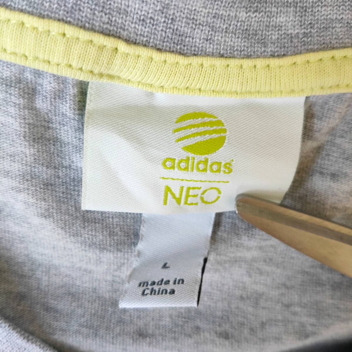 adidas NEO アディダス　半袖　Ｔシャツ　グレー　Ｌサイズ　蛍光色　プリント　オーバーサイズ　大きいサイズ　ロゴ_画像3