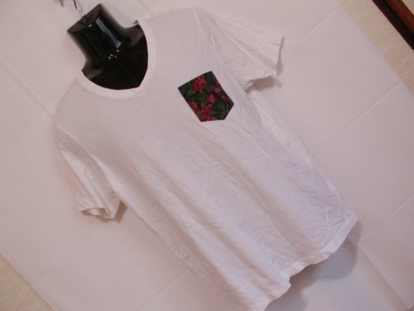ssy146 ikka 半袖 Tシャツ ホワイト ■ 胸に花柄ポケット ■ Vネック シンプル トップス 綿100％ LLサイズ_画像1
