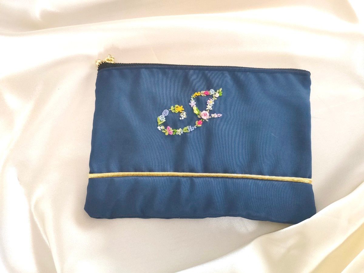 ハンドメイド　お花のイニシャル刺繍入りポーチ