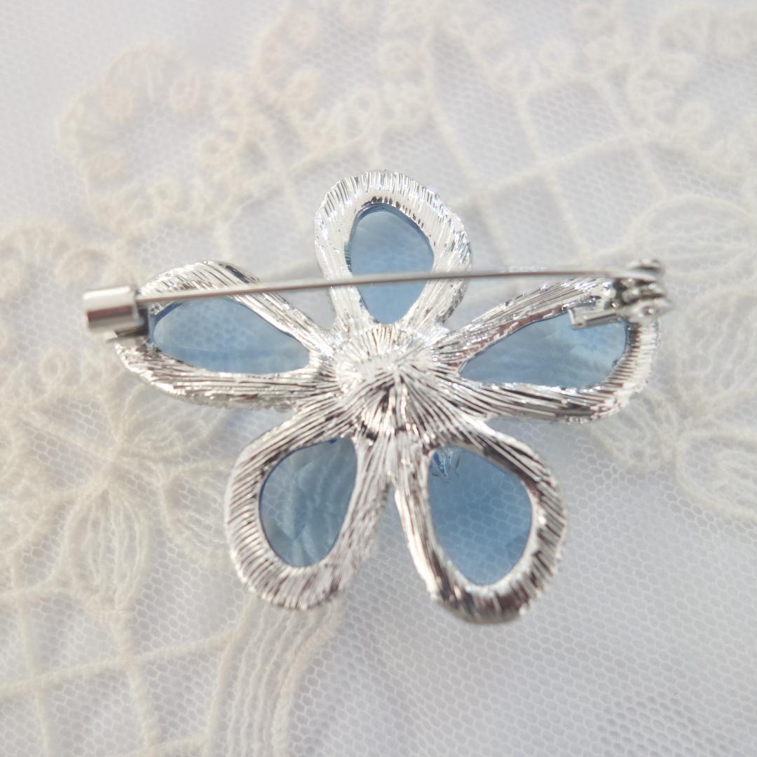 薄いブルーの花びら 輝石  透明感のあるお花 ヴィンテージ調 ブローチの画像4
