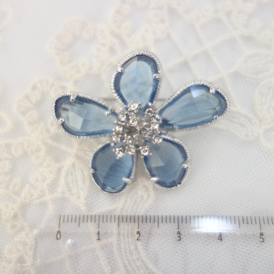 薄いブルーの花びら 輝石  透明感のあるお花 ヴィンテージ調 ブローチの画像3
