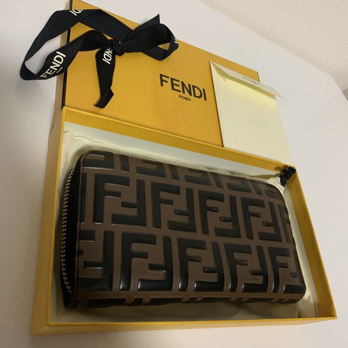 新発売の 美品 FENDI フェンディ ズッカ柄 コンチネンタル ラウンド