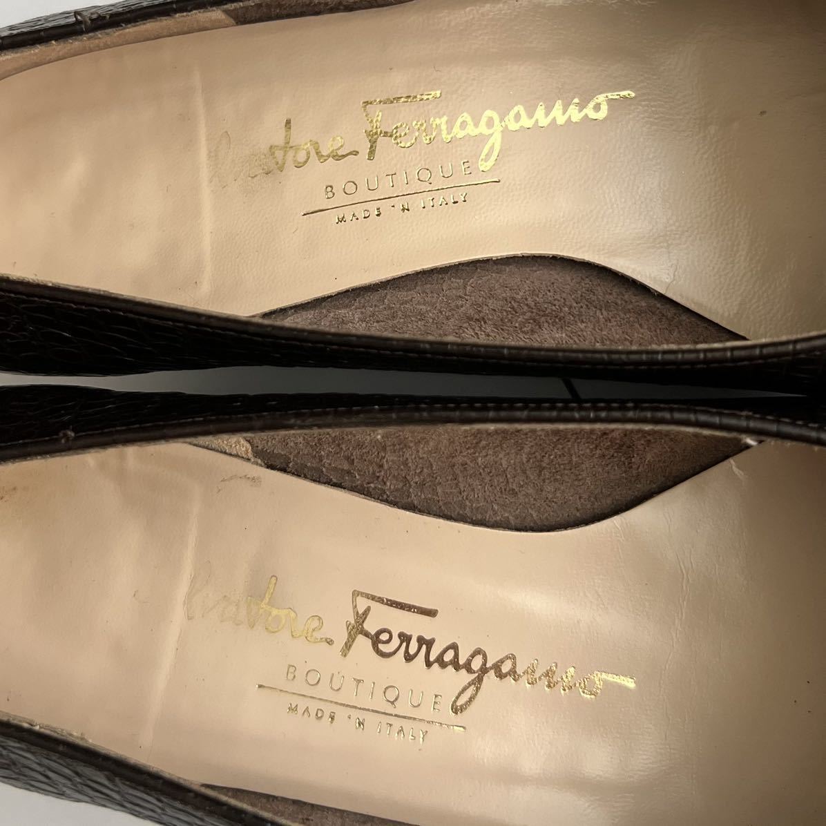 未使用同様 Salvatore Ferragamo サルヴァトーレフェラガモ パンプス ヴァラ リボン 6 1/2 24相当 本革 ブラウン系 クロコ型押し 直し済み_画像4