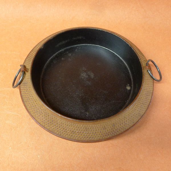 b556 south part iron vessel ... box damage saucepan for sukiyaki iron saucepan size : approximately diameter 25.5× height 4.5cm /80