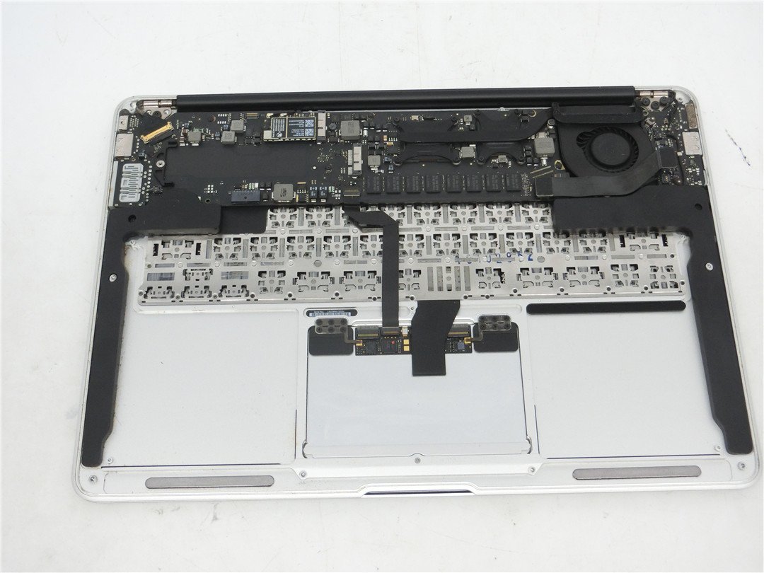 中古　Macbook Air　A1369　　バッテリーと本体止めネジ欠品 　通電しません　液晶割れ　詳細不明/ノートPCパソコン　ジャンク品　送料無料_画像7