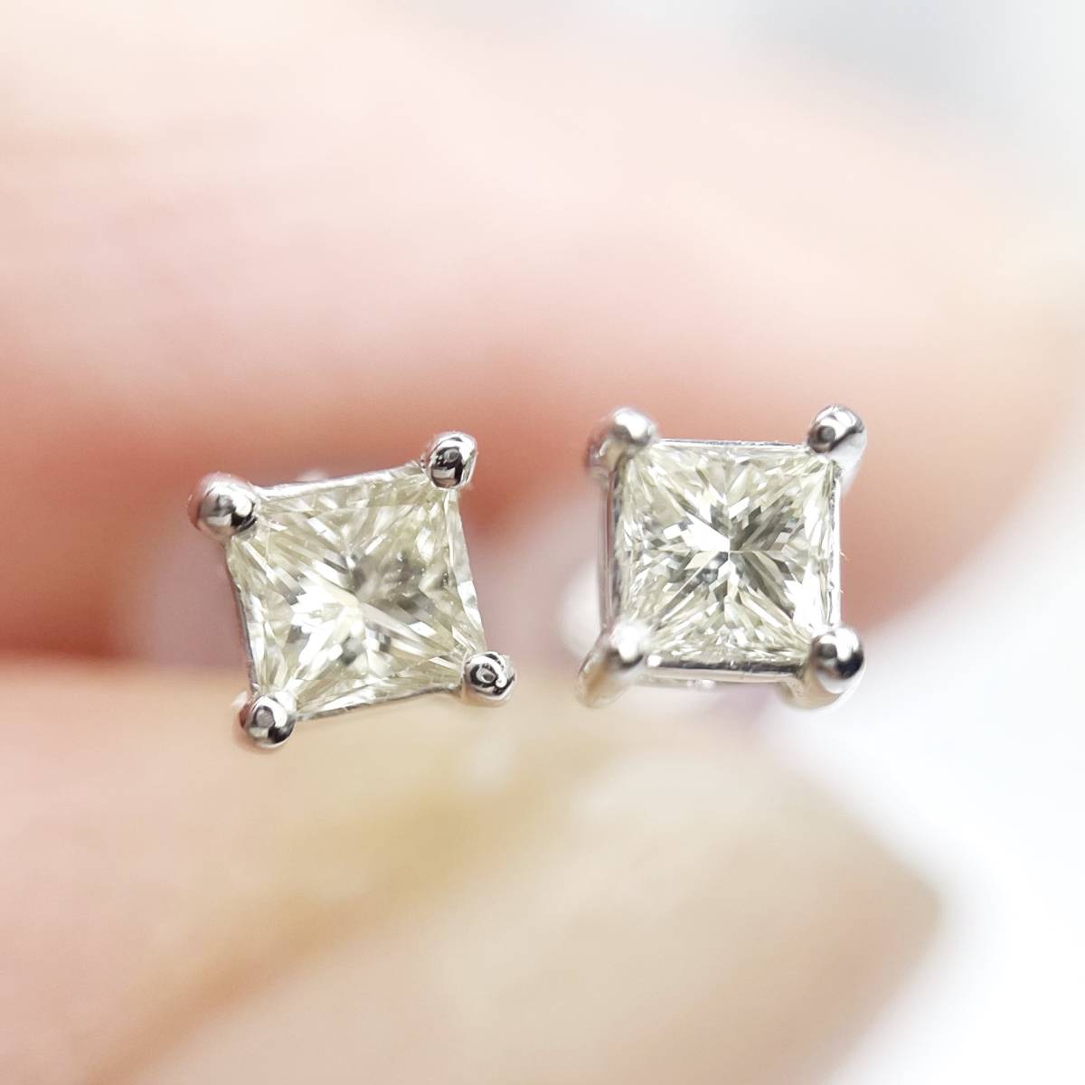 計0.30ct 良質天然ダイヤモンド　プリンセスカットK18WG ピアス