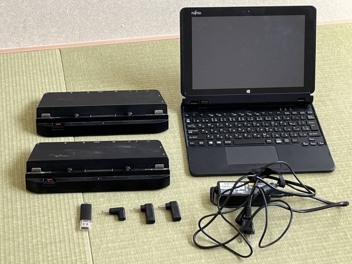 富士通 Fujitsu ARROWS Tab Q506/ME おまけ：ACアダプタ、キーボード、クレードル2個、スタイラス2本、USBアダプタ、ドライバ入りUSBメモリ_画像2