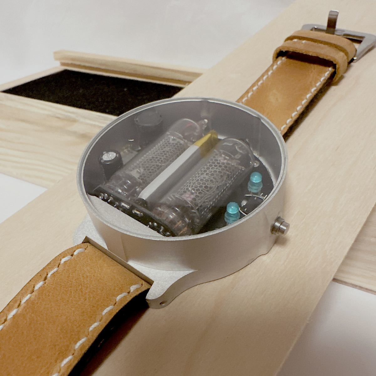 木箱入 ニキシー管 腕時計  ウクライナ製 超軽量アルミニウム 入手困難 希少 新品 現品限り 充電