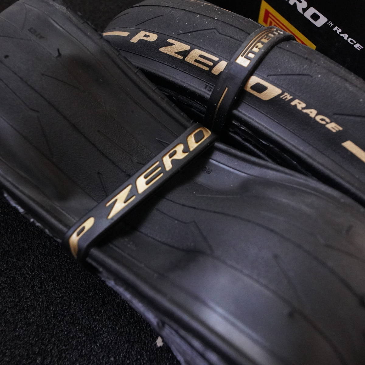P ZERO RACE（ピーゼロレース）クリンチャー カラーエディション 700×28C 2本セット　カラー：ゴールド　件/ピレリ150周年限定