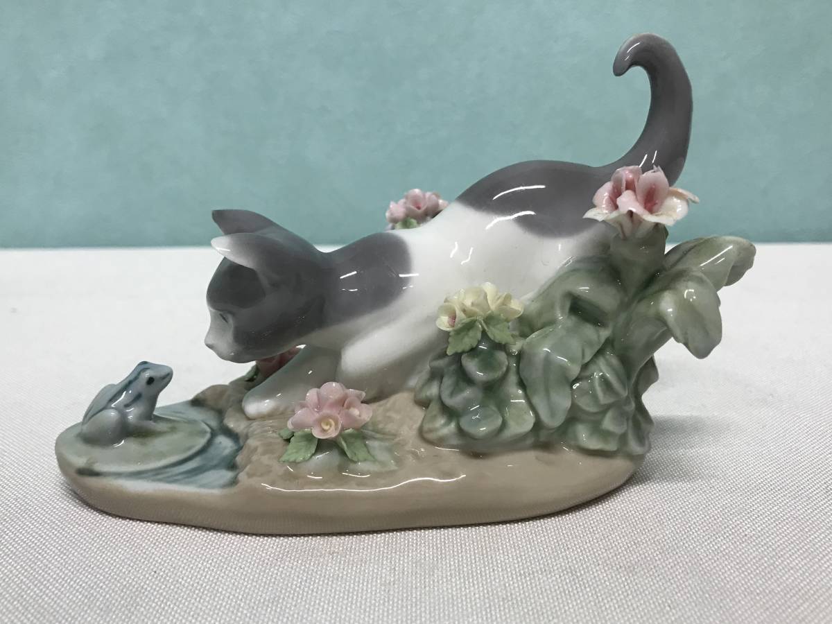 269/ リヤドロ Lladro 動物にらみ合い 猫とカエル フィギュリン-