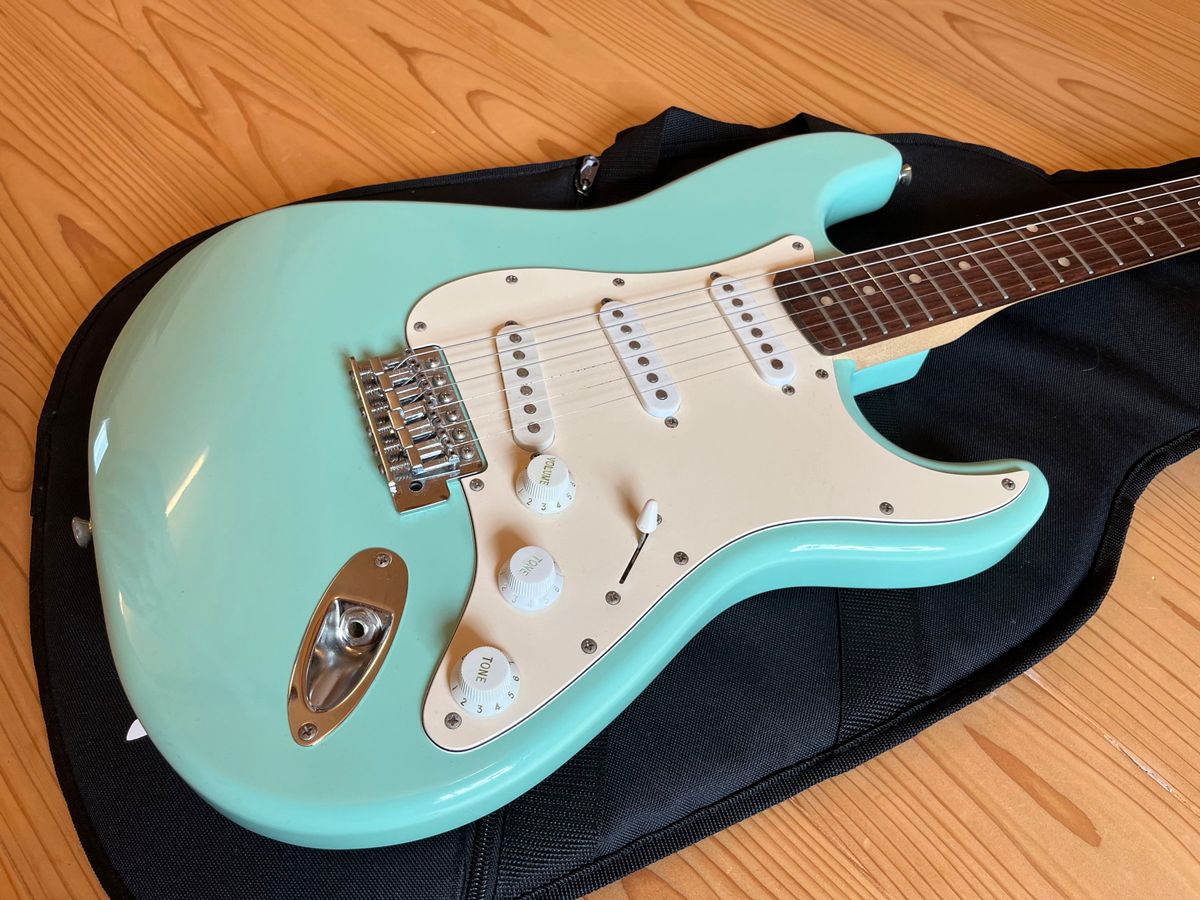 多様な squier by fender stratocaster エレキギター エレキギター