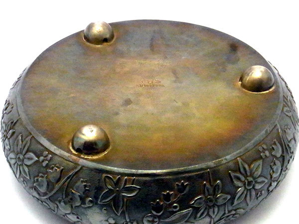 新品大特価 ヤフオク! - 銀製 草花文 三足 蓋物 王智恵 SILVER99% 刻印 ... 最新の激安