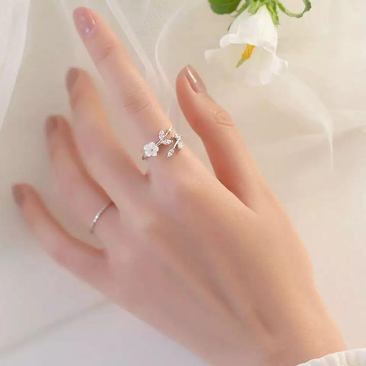フラワージルコニアリング　シルバー925　指輪　かわいい　花　フリーサイズ　レディース　ホワイト　アクセサリー　韓国　人気　新品