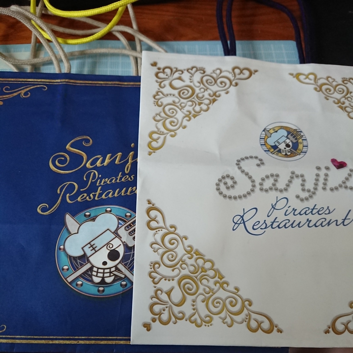 USJ海賊王Sanji的海盜餐廳2個紀念品紙袋 原文:USJ　ワンピース　サンジの海賊レストラン　お土産用紙袋　2種