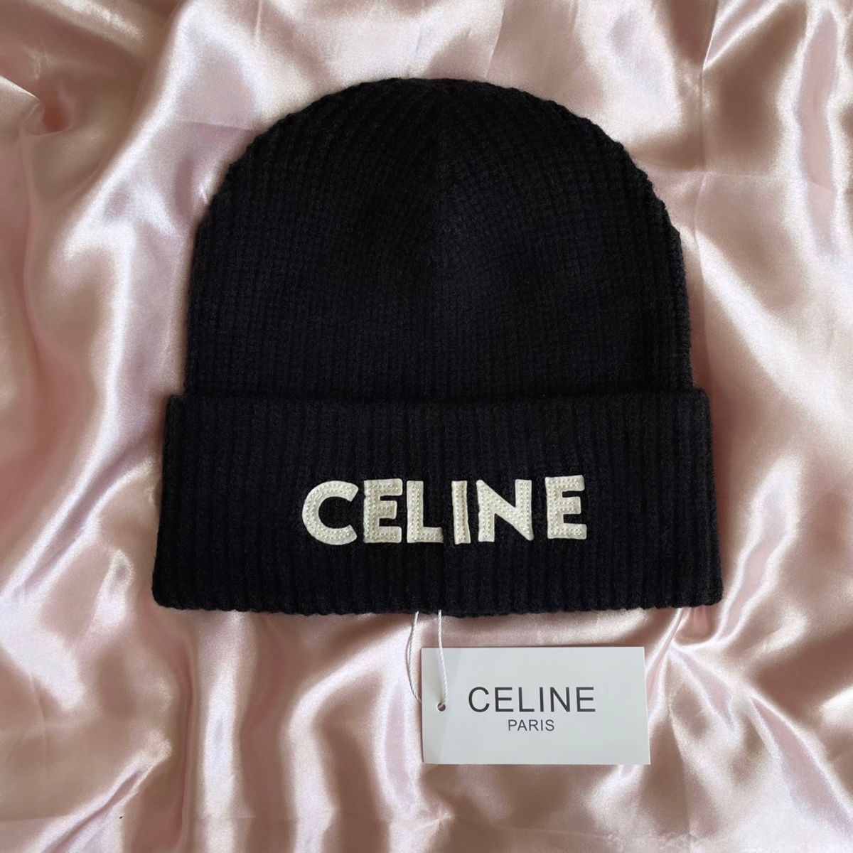 CELINE セリーヌ ニット帽 帽子 ユニセックス 新品 美品 タグ付き CELINE セリーヌ ニット帽 帽子 ユニセックス 新品 美品 タグ付き