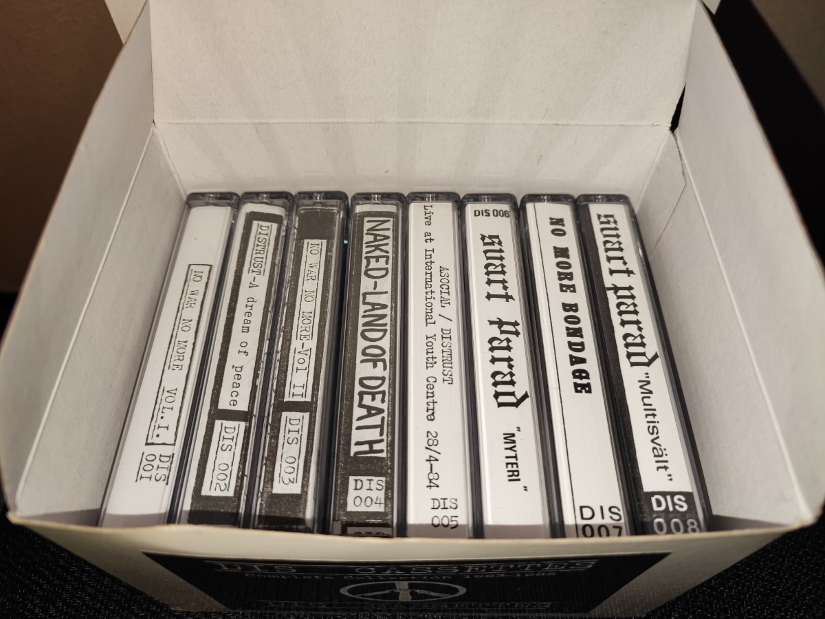 DIS CASSETTES 8xTAPE BOXSET カセット テープ f.o.a.d. records ASOCIAL DISTRUST SVART PARAD NAKED Discharge punk hc_画像2