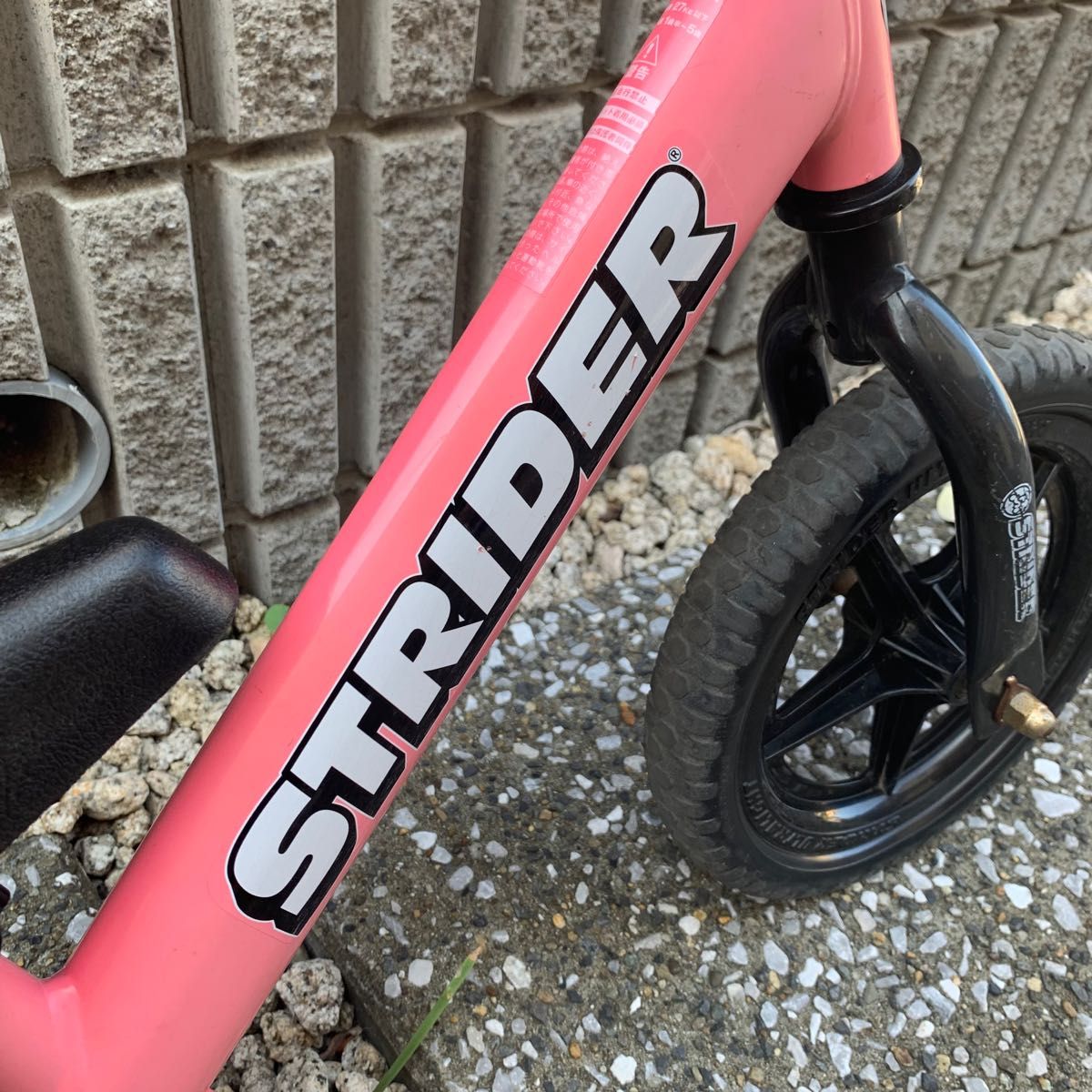 ストライダーカラー ピンクサイズ 12インチ体重制限 27kg対象年齢 1歳