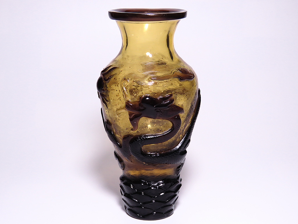 ガラスの花瓶.ラメ入り.中国伝統工芸品.乾隆ガラス.龍の造り.無傷。