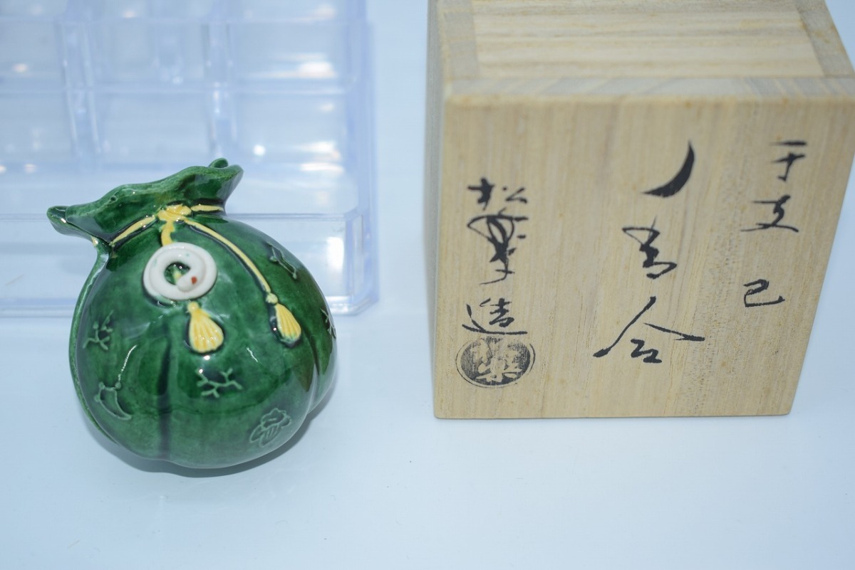  tea utensils . incense case . higashi katsura tree comfort work tea ceremony 06-3116