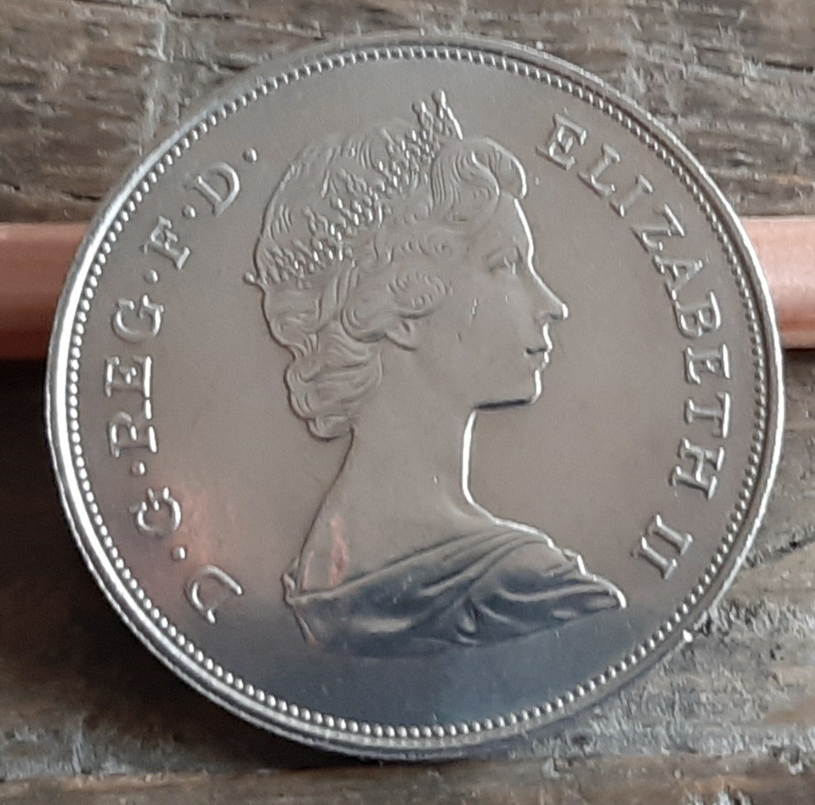 英国 イギリス 1981年 ブリティッシュ クラウン コイン 5シリング カプセル付き 39mm 美品 本物 Charles & Diana のデザインエリザベス女王_画像3
