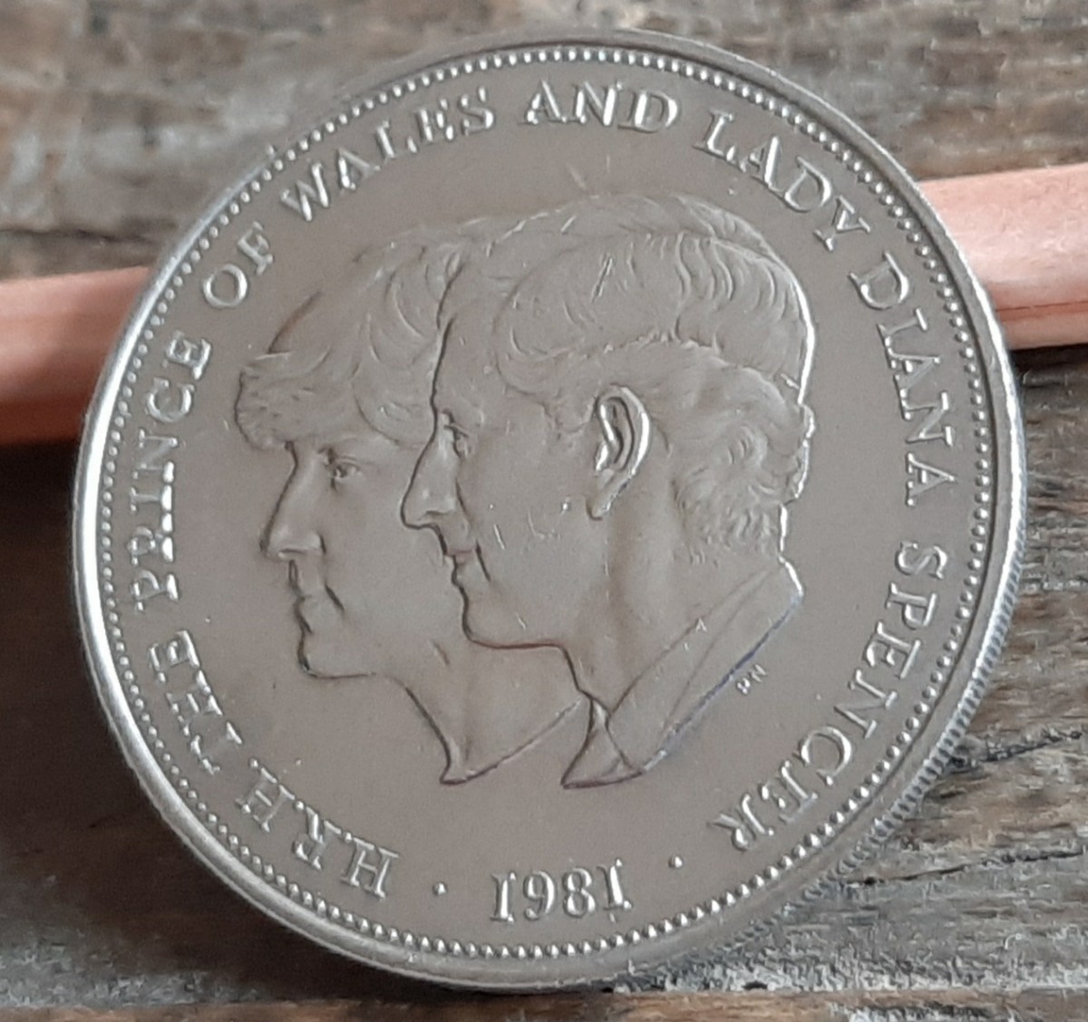 英国 イギリス 1981年 ブリティッシュ クラウン コイン 5シリング カプセル付き28g 39mm 美品です 本物 Charles & Diana _画像3