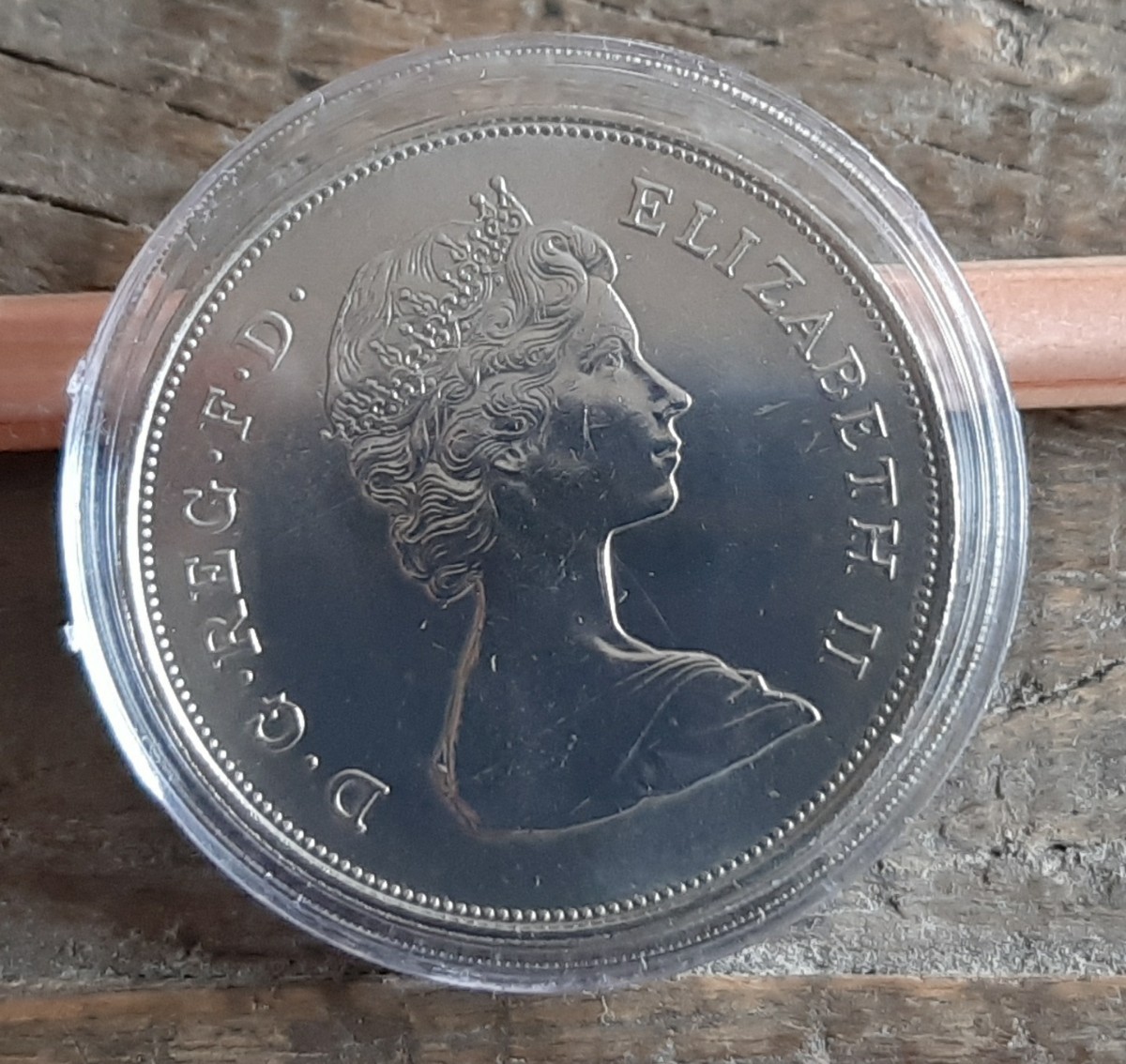 英国 イギリス 1981年 ブリティッシュ クラウン コイン 5シリング カプセル付き39mm 美品 本物 Charles & Diana のデザインエリザベス女王_画像5
