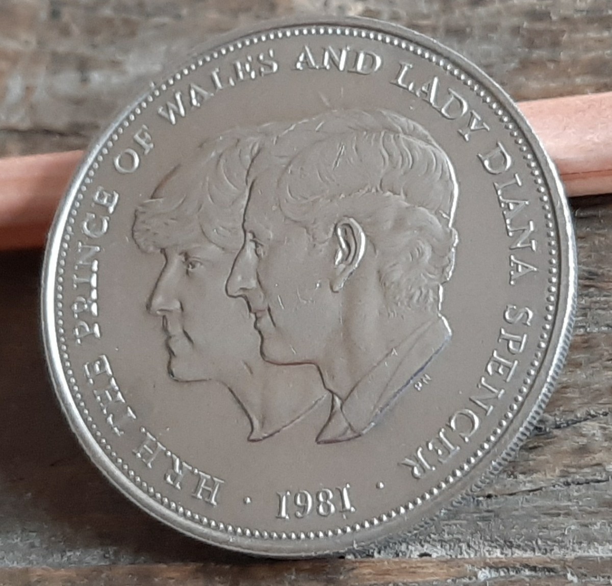 英国 イギリス 1981年 ブリティッシュ クラウン コイン 5シリング カプセル付き 39mm 美品 本物 Charles & Diana のデザインエリザベス女王_画像4