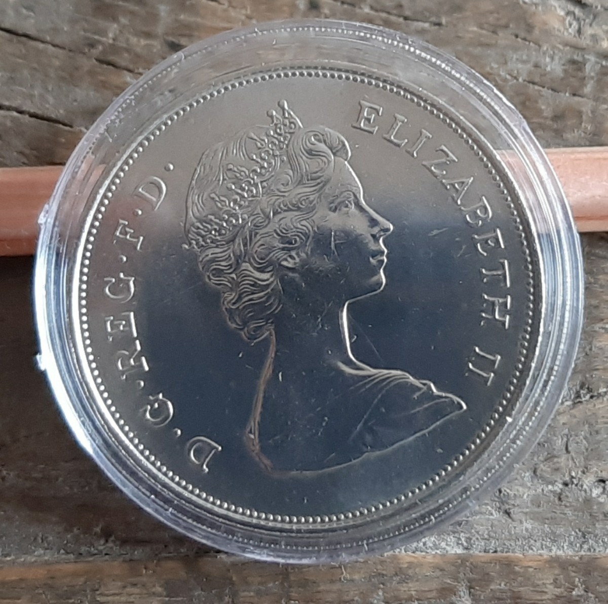 英国 イギリス 1981年 ブリティッシュ クラウン コイン 5シリング カプセル付き 39mm 美品 本物 Charles & Diana のデザインエリザベス女王_画像2