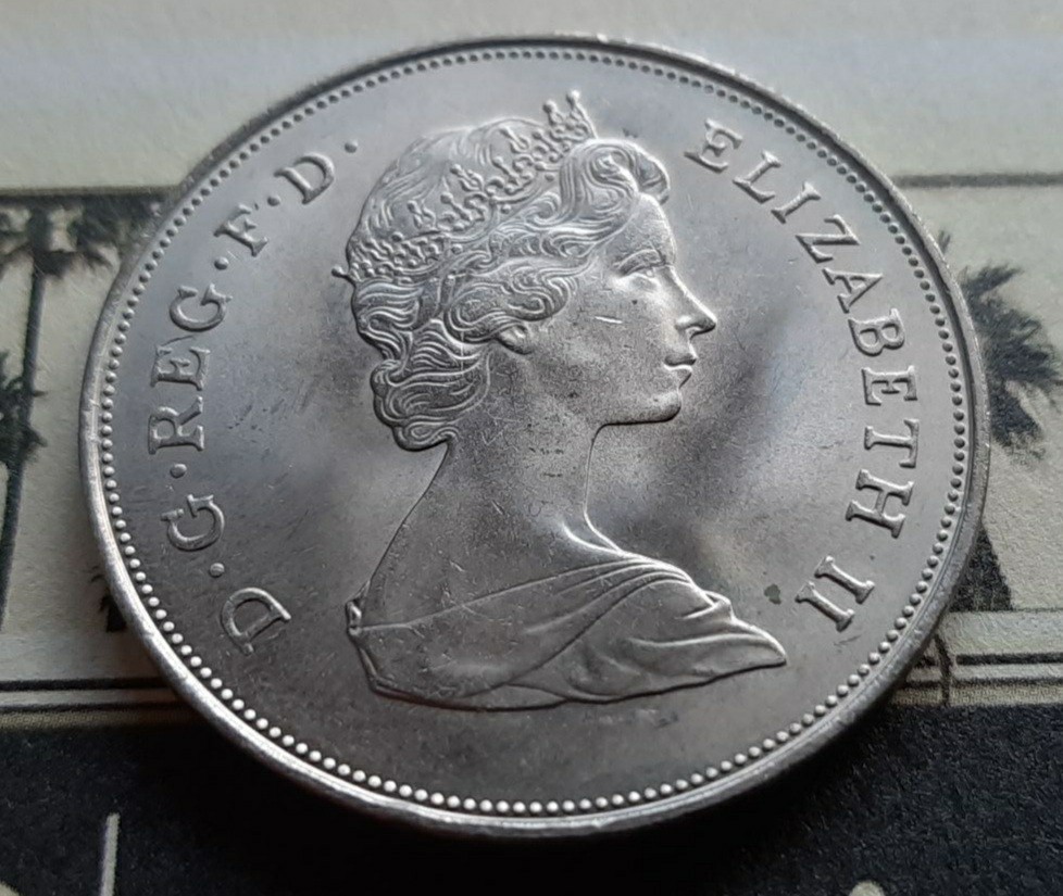 英国 イギリス 1981年 ブリティッシュ クラウン コイン 5シリング カプセル付き 39mm 美品 本物 Charles & Diana のデザインエリザベス女王_画像5