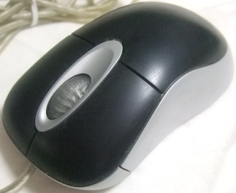 Microsoft Optical Mouse (黒＆銀,USB)。の画像2