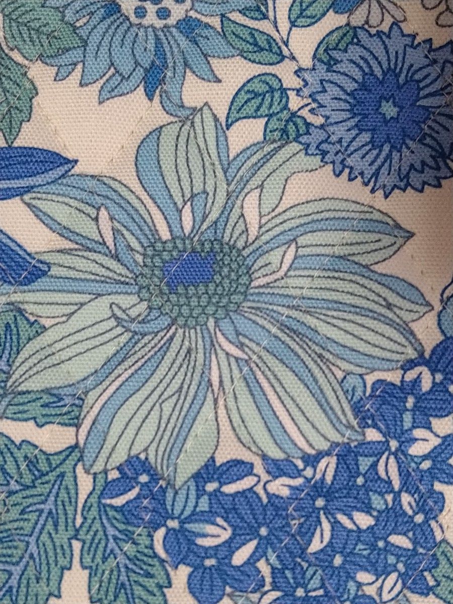 アリアコレクション♪春の花達♪オックスキルティング(ブルー)　長さ約50cm 巾約110センチ　　花柄 はぎれ