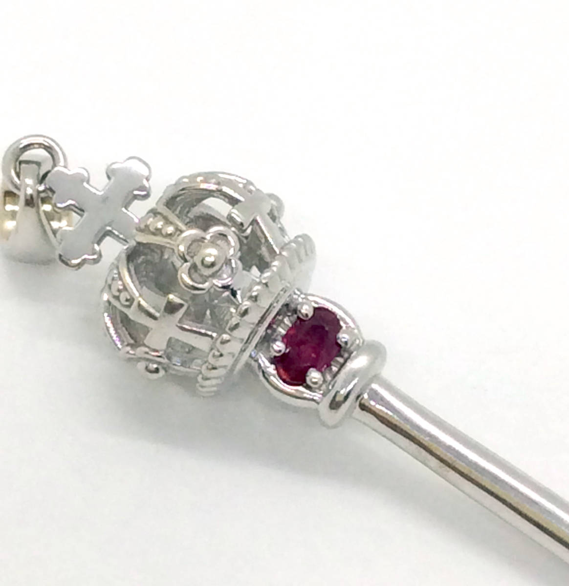 K10WG】 クロスクラウン キー ルビー 0.24ct ペンダント トップ-