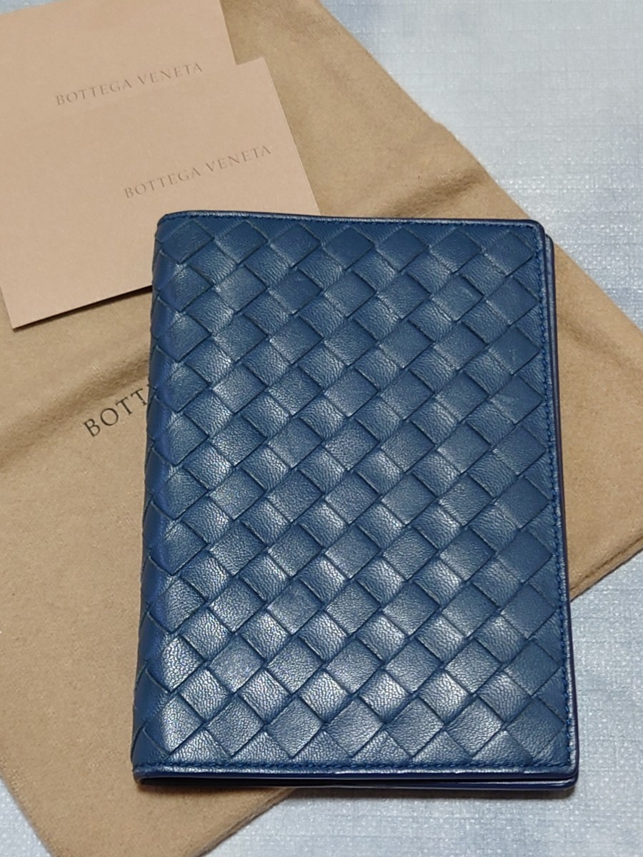 BOTTEGA VENETA ボッテガヴェネタ パスポート ケース ネイビー 紺色 中古 美品