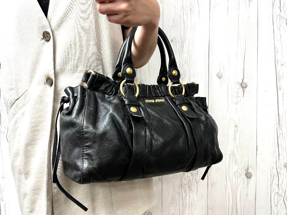 低価格の 極美品 miumiu 64006 黒 レザー バッグ トートバッグ