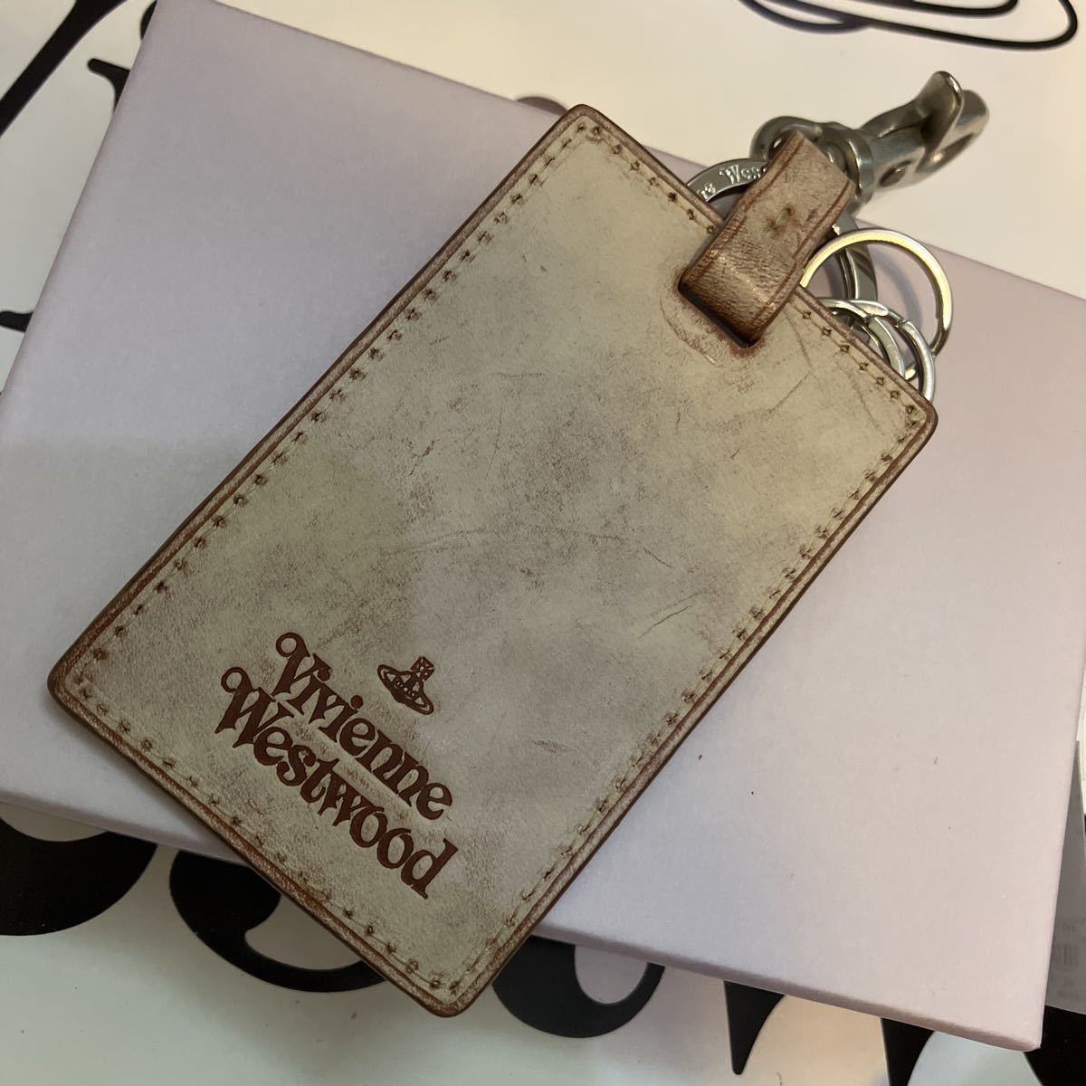 送料込●新品●元箱付 Vivienne Westwood キーリング5個付レザータグ 本牛革 ベージュブラウン ヴィヴィアンウエストウッド カラビナ代用